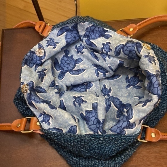 Hand knit blue woven maxi handbag lined w blue turtle lining & leather handles - Picture 2 of 9
